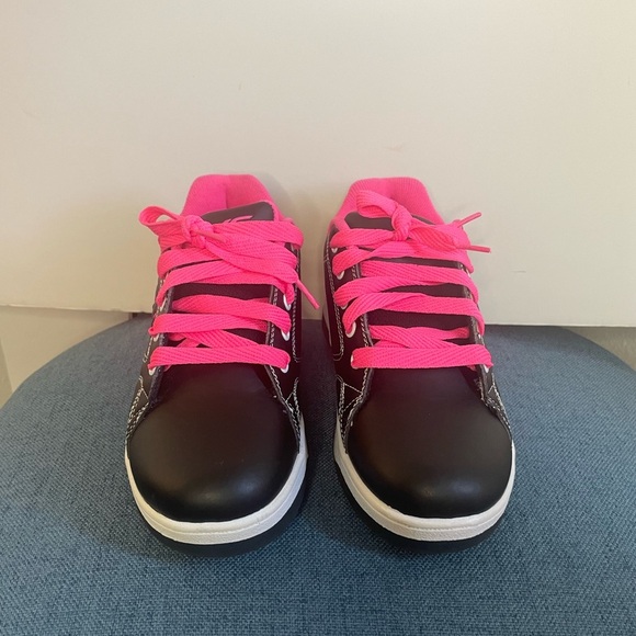 Heelys Girl Synthetic Upper Skate Shoes in a size 5 in black and pink - Picture 5 of 10
